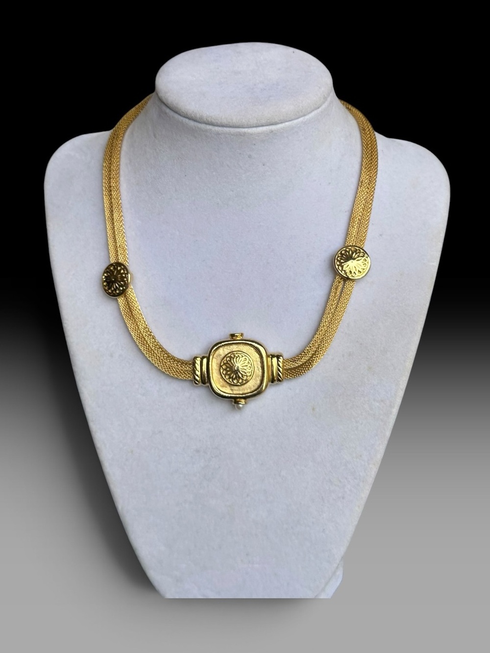 Vintage Gold-Tone Mesh Necklace with Ornate Floral Accents